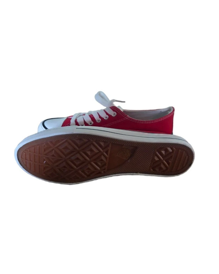 Białe trampki - klasyczne lekkie buty na co dzień