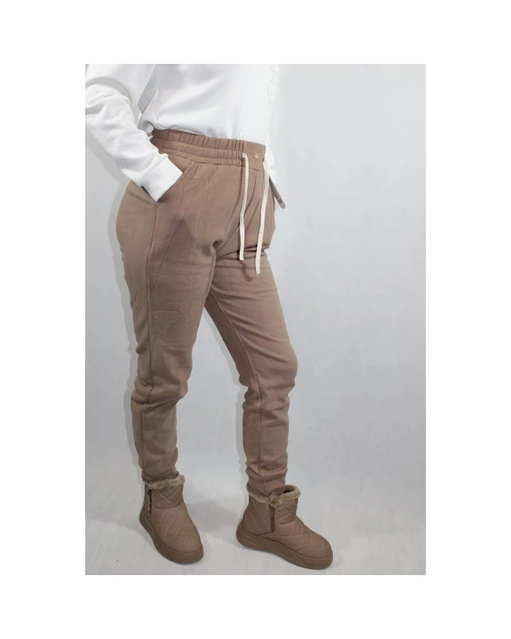 Spodnie dresowe bawełniane z naszywką – wygoda i styl na co dzień