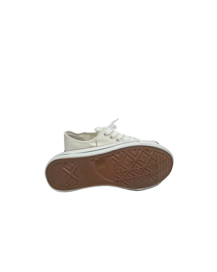 Białe trampki - klasyczne lekkie buty na co dzień