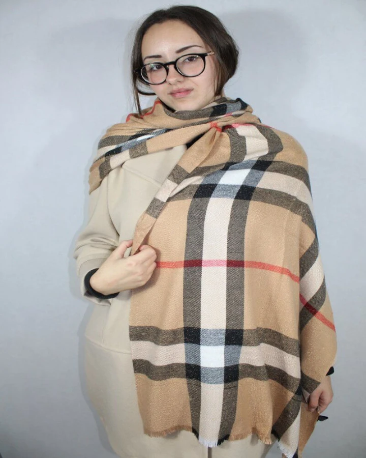 Stylowy szalik w kratkę | Modny dodatek na chłodne dni