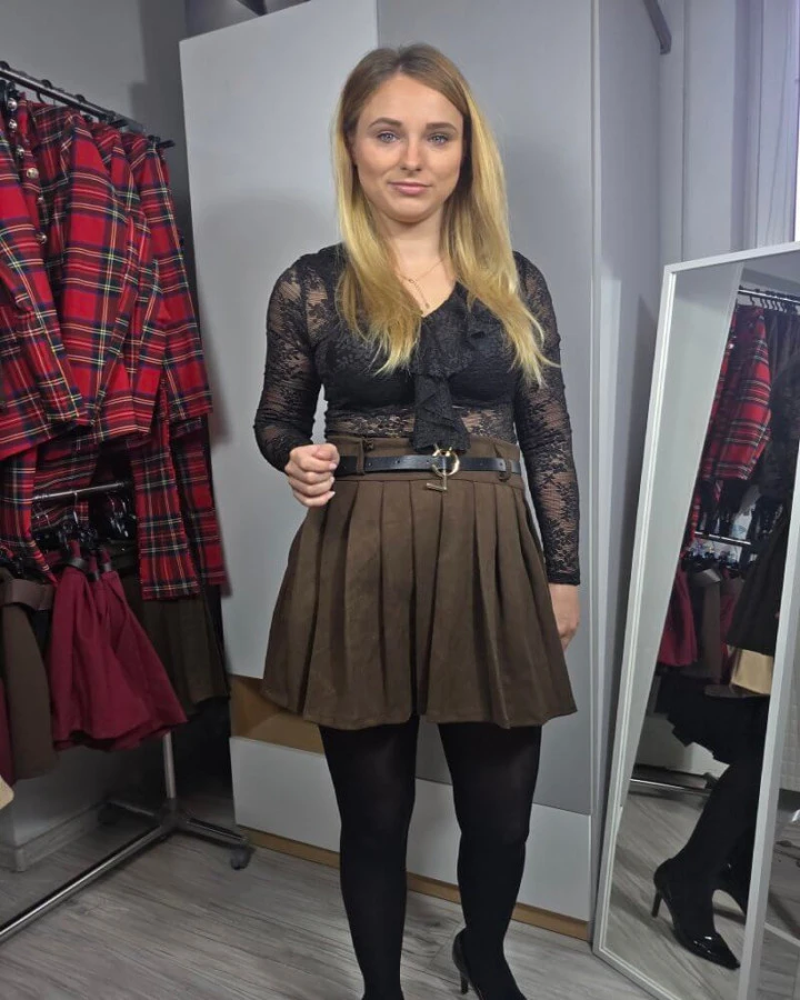 Eleganckie spódniczko-spodenki z efektownym paskiem