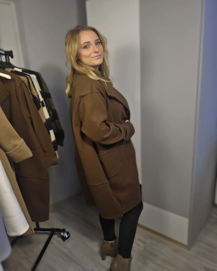 Lekki płaszcz damski oversize z kieszeniami – modny płaszcz na jesień | IdeaFashion